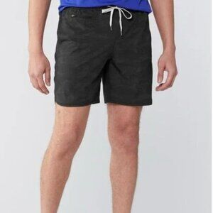 Men's Bank's Vuori 5" Inseam Short in Black Camo, size S